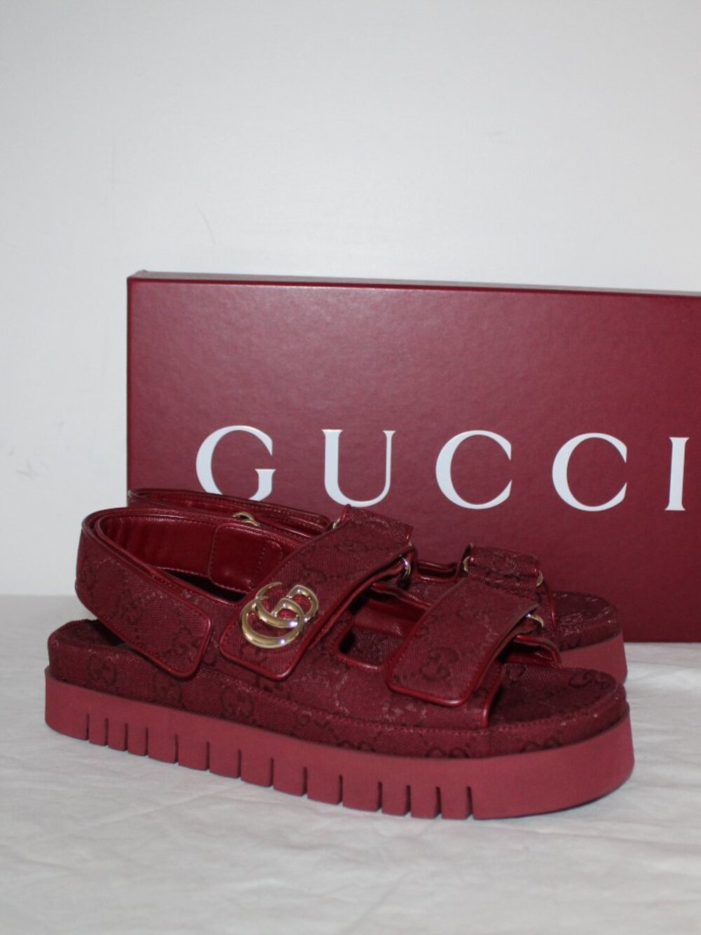 NWB Gucci GG Monogram Burgundy Flats Sandals Dad Sandals Velcor Strp 39.5 816630